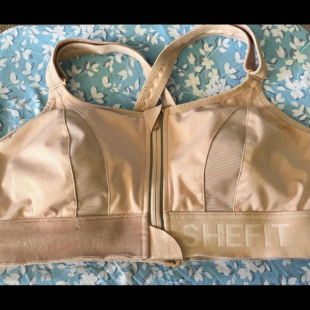 SHEFIT ULTIMATE Sports bra size LUXE in Sandstorm